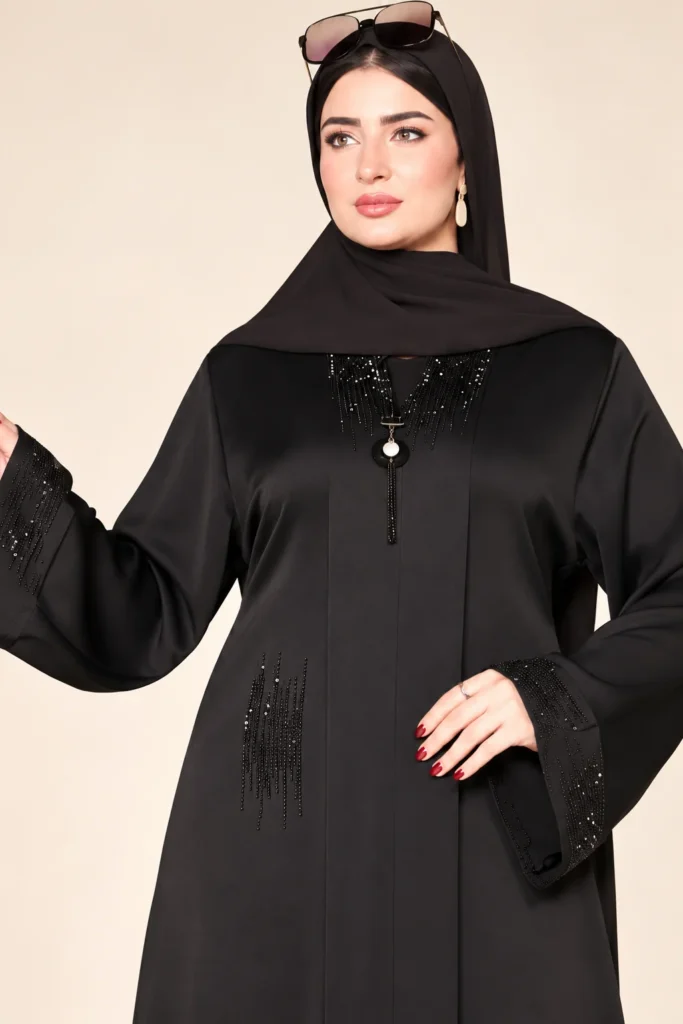 عباية سوداء بتفاصيل خرز هادئة — 09 — تفاصيل